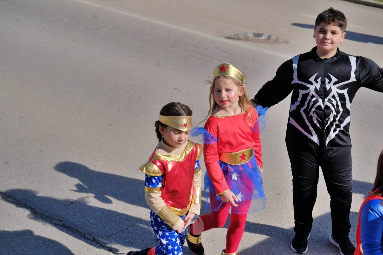 El Desfile Escolar llena de alegría y color las calles de Tomelloso