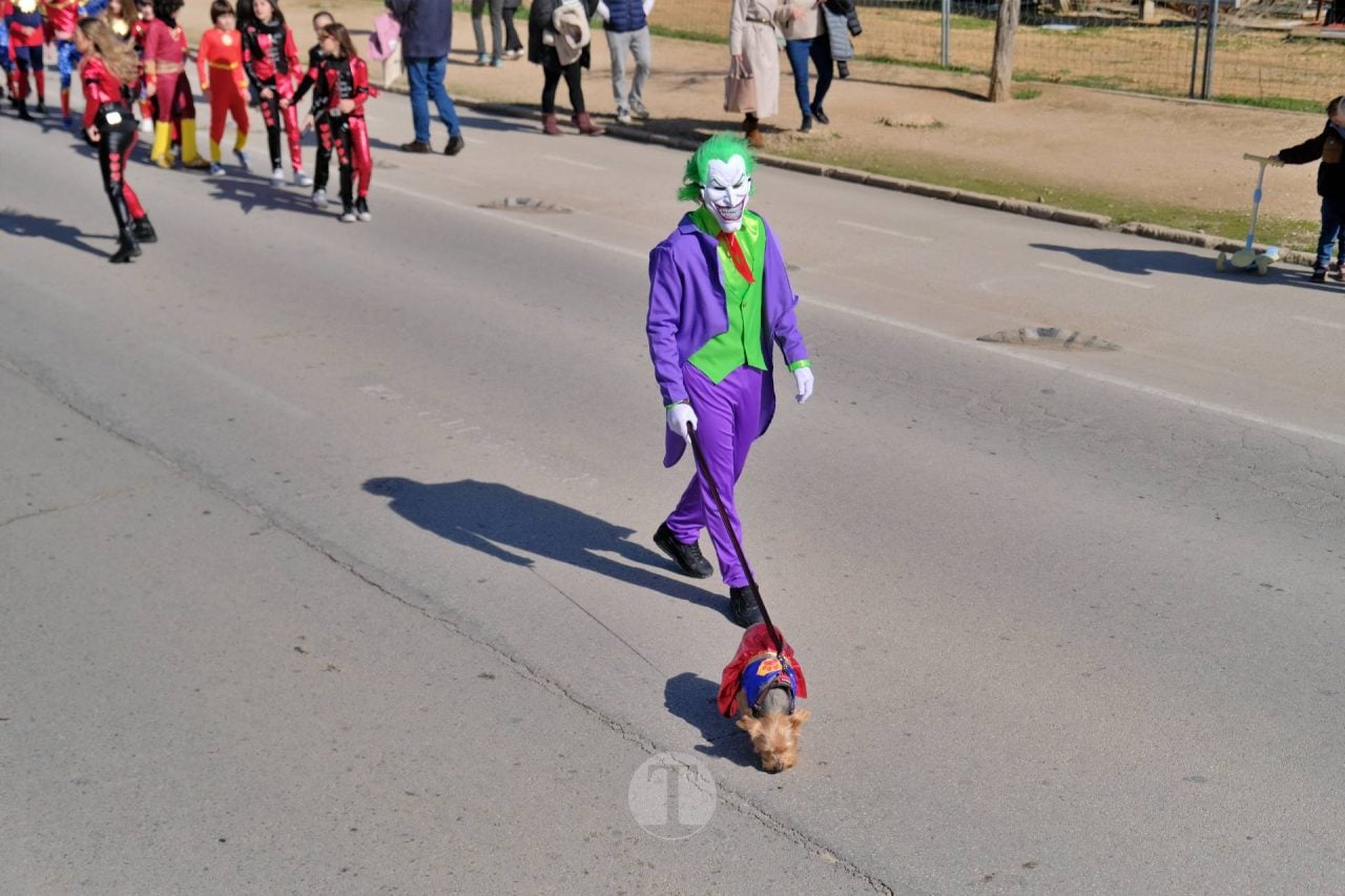 El Desfile Escolar llena de alegría y color las calles de Tomelloso