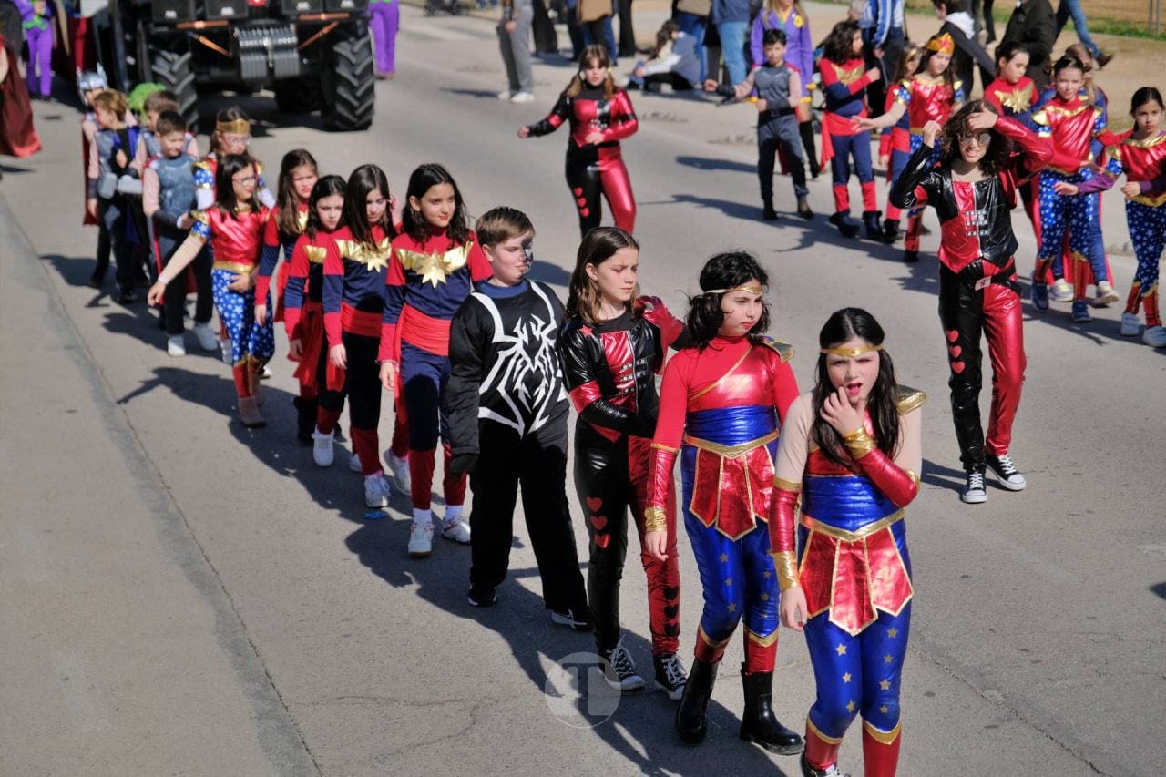 El Desfile Escolar llena de alegría y color las calles de Tomelloso