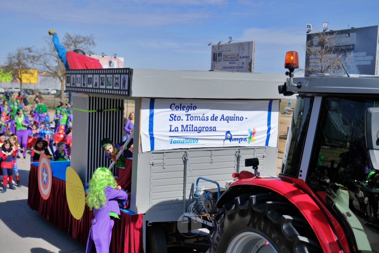El Desfile Escolar llena de alegría y color las calles de Tomelloso