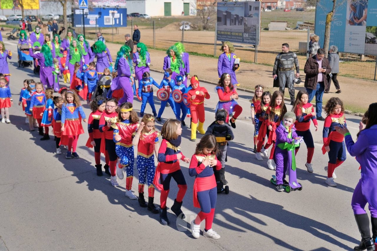 El Desfile Escolar llena de alegría y color las calles de Tomelloso