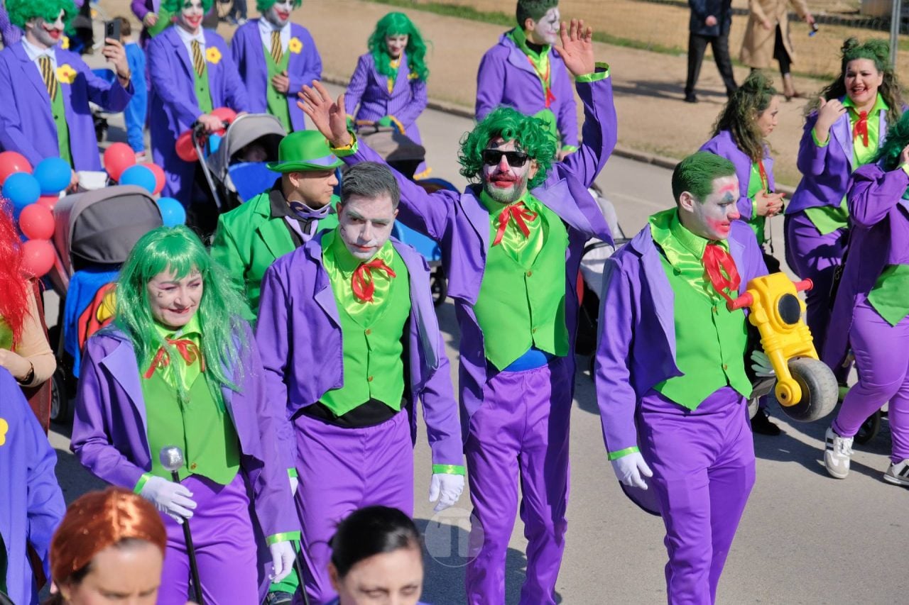El Desfile Escolar llena de alegría y color las calles de Tomelloso