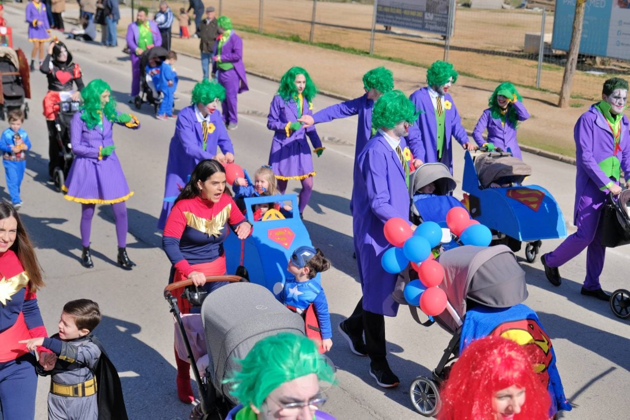 El Desfile Escolar llena de alegría y color las calles de Tomelloso