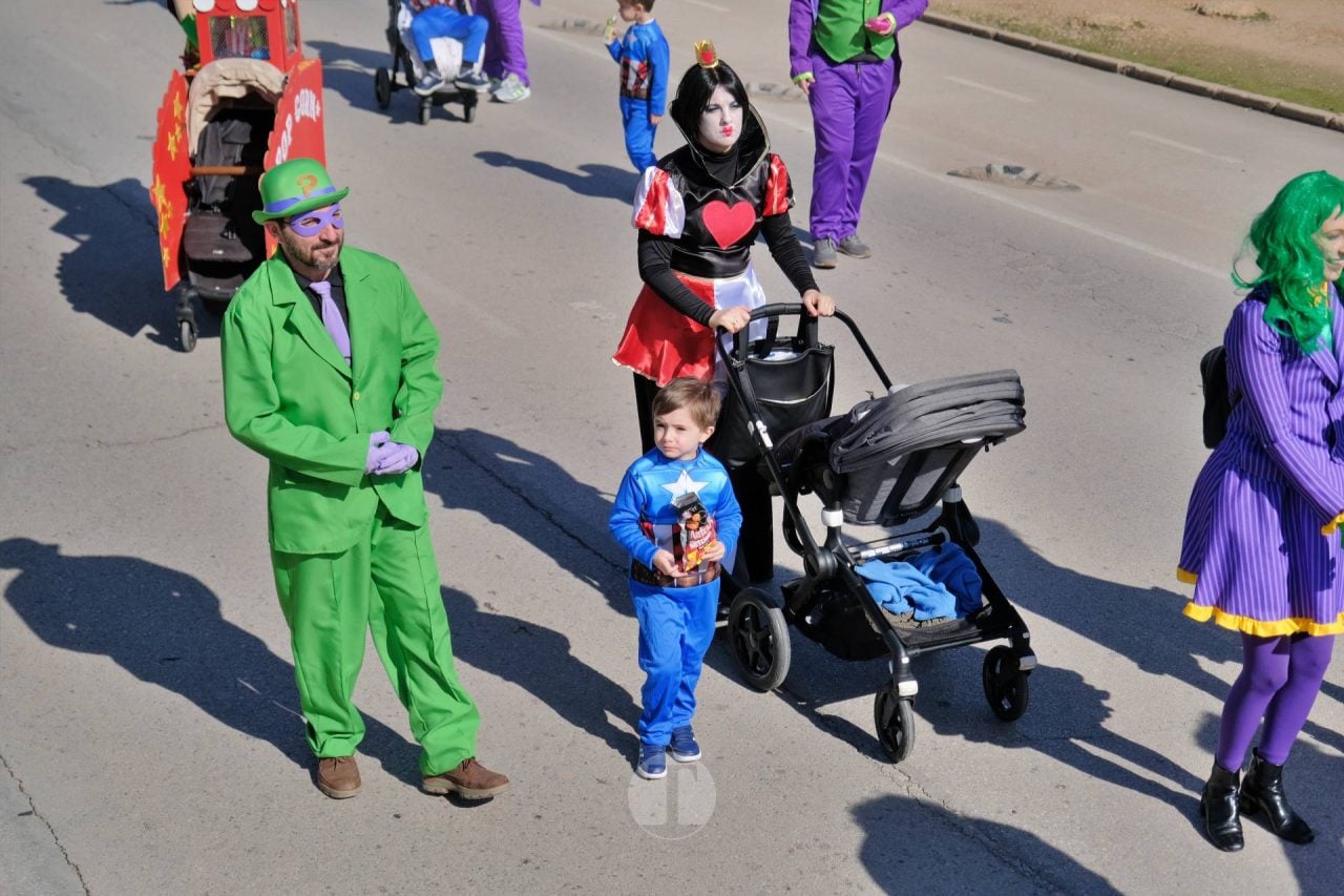 El Desfile Escolar llena de alegría y color las calles de Tomelloso
