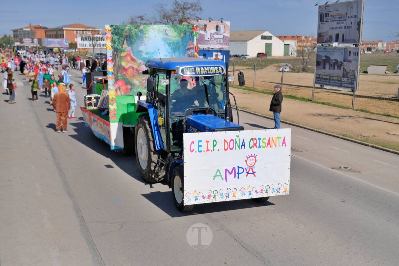 El Desfile Escolar llena de alegría y color las calles de Tomelloso