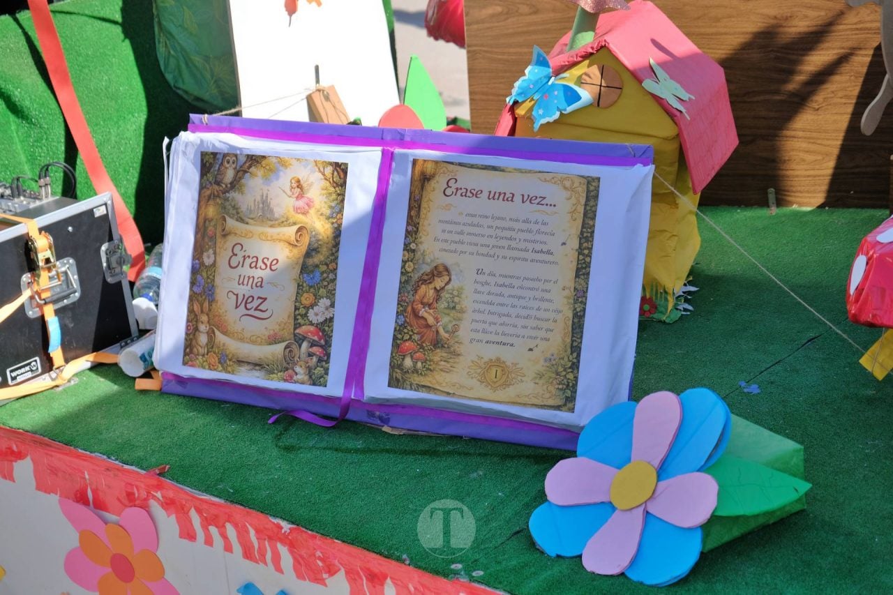 El Desfile Escolar llena de alegría y color las calles de Tomelloso