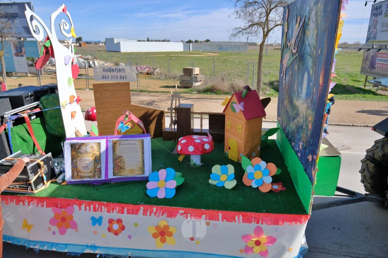 El Desfile Escolar llena de alegría y color las calles de Tomelloso