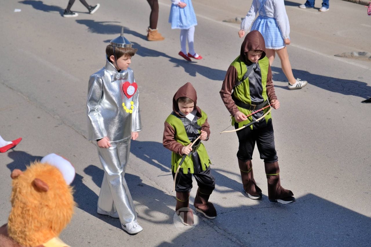El Desfile Escolar llena de alegría y color las calles de Tomelloso