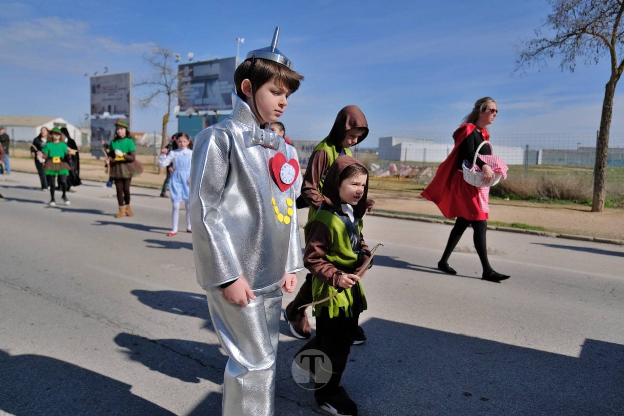 El Desfile Escolar llena de alegría y color las calles de Tomelloso
