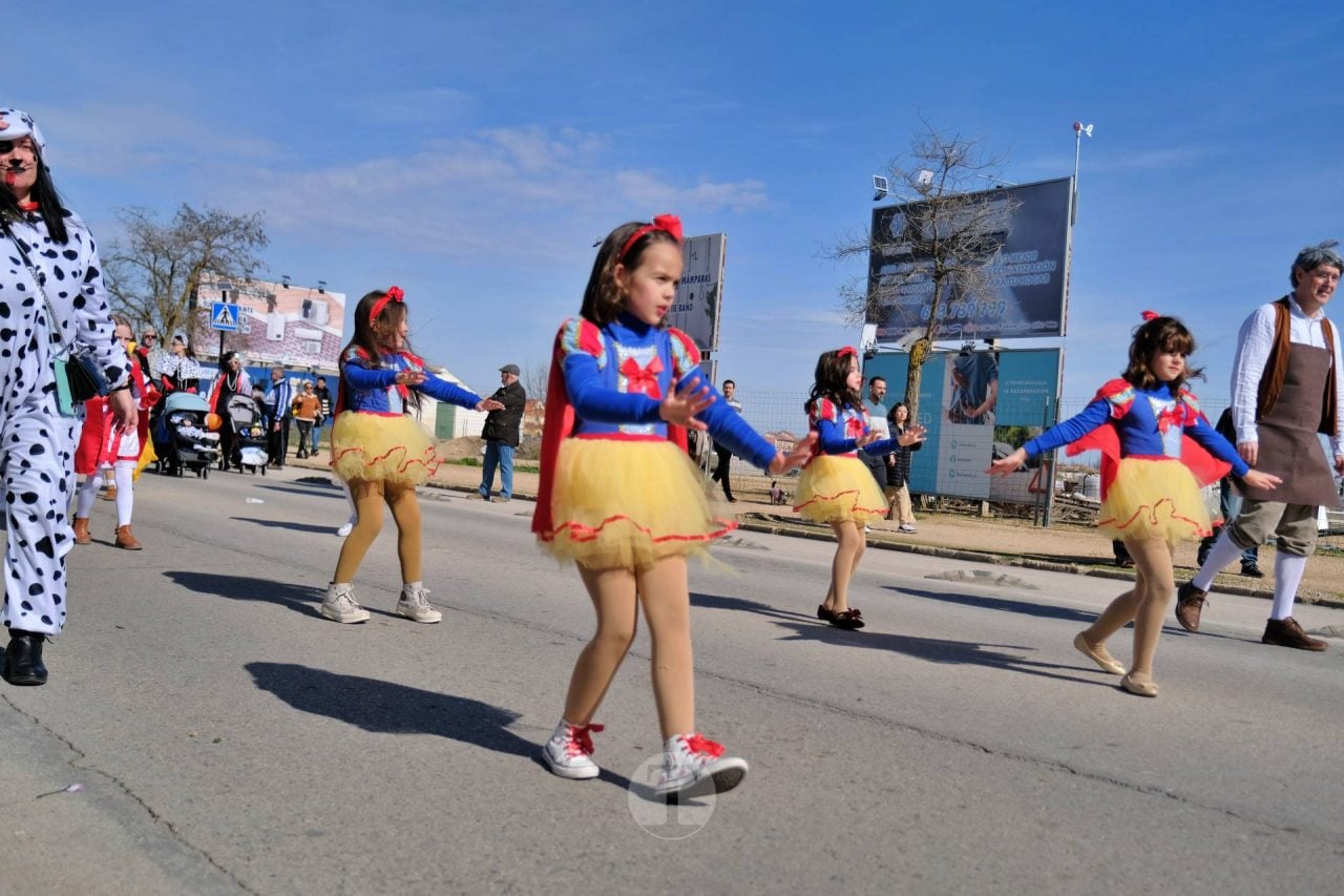 El Desfile Escolar llena de alegría y color las calles de Tomelloso