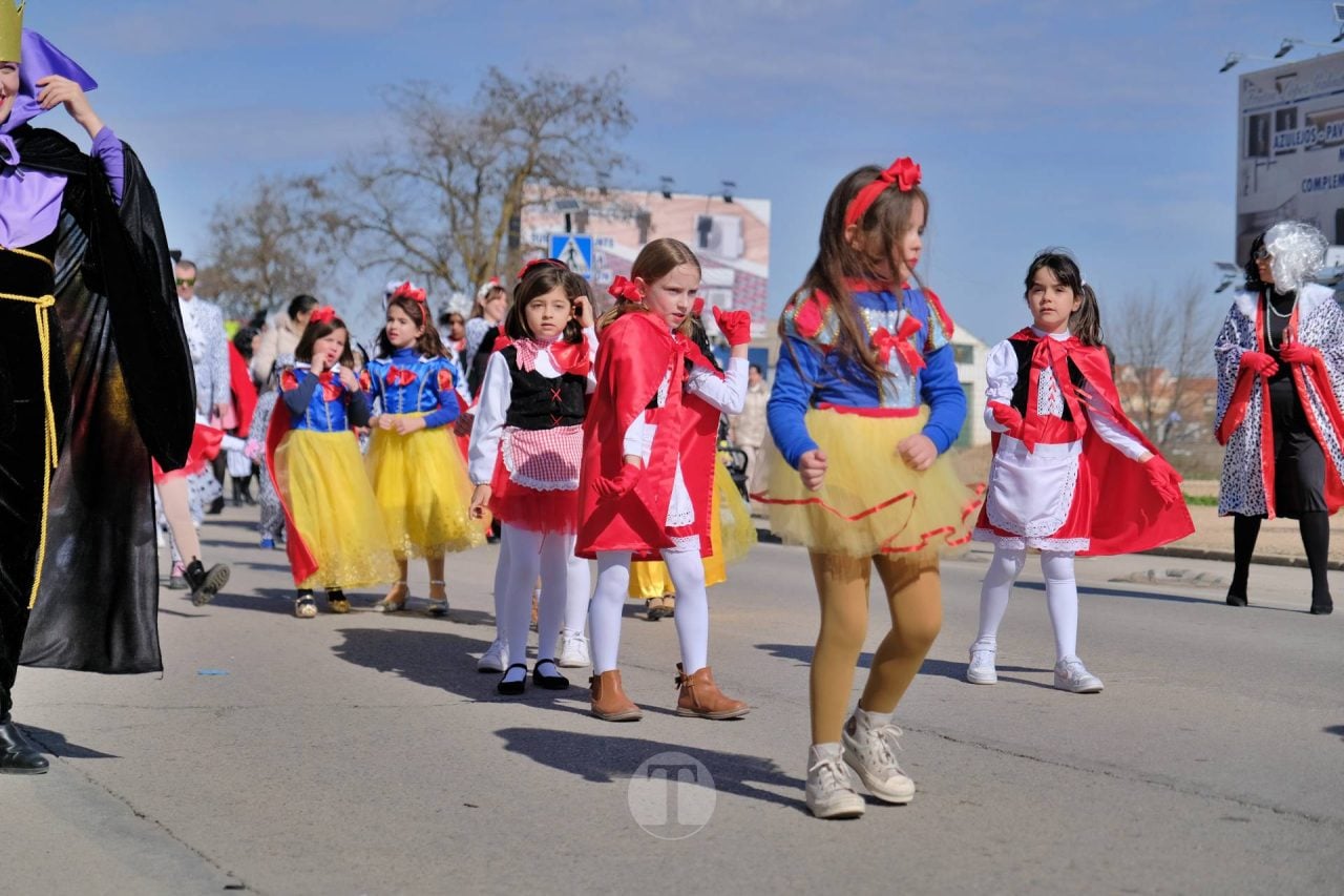 El Desfile Escolar llena de alegría y color las calles de Tomelloso