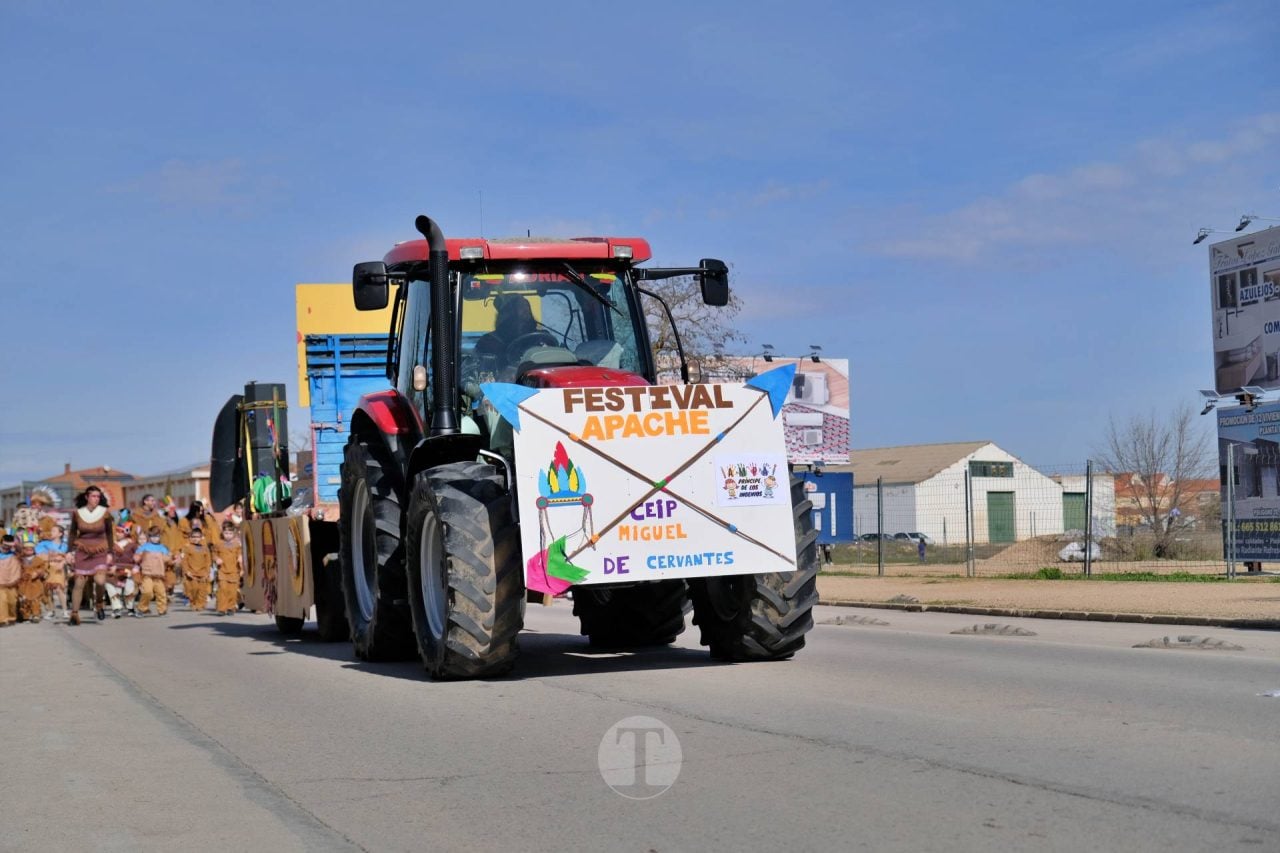 El Desfile Escolar llena de alegría y color las calles de Tomelloso