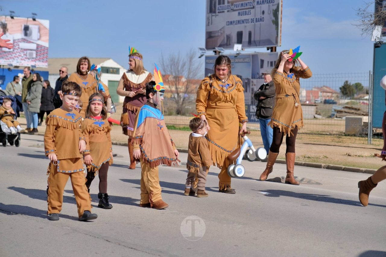 El Desfile Escolar llena de alegría y color las calles de Tomelloso