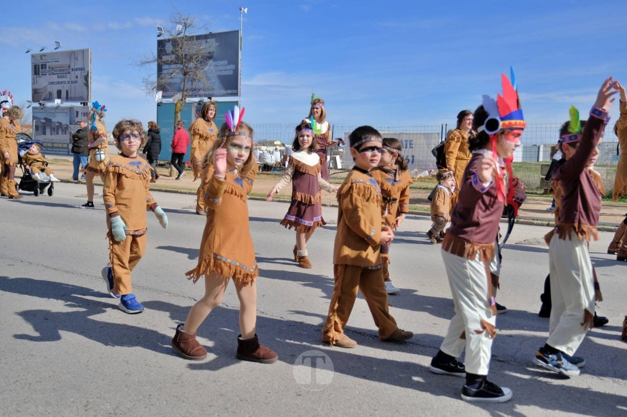 El Desfile Escolar llena de alegría y color las calles de Tomelloso