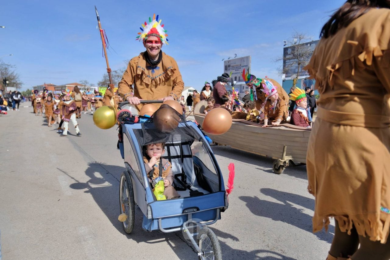 El Desfile Escolar llena de alegría y color las calles de Tomelloso