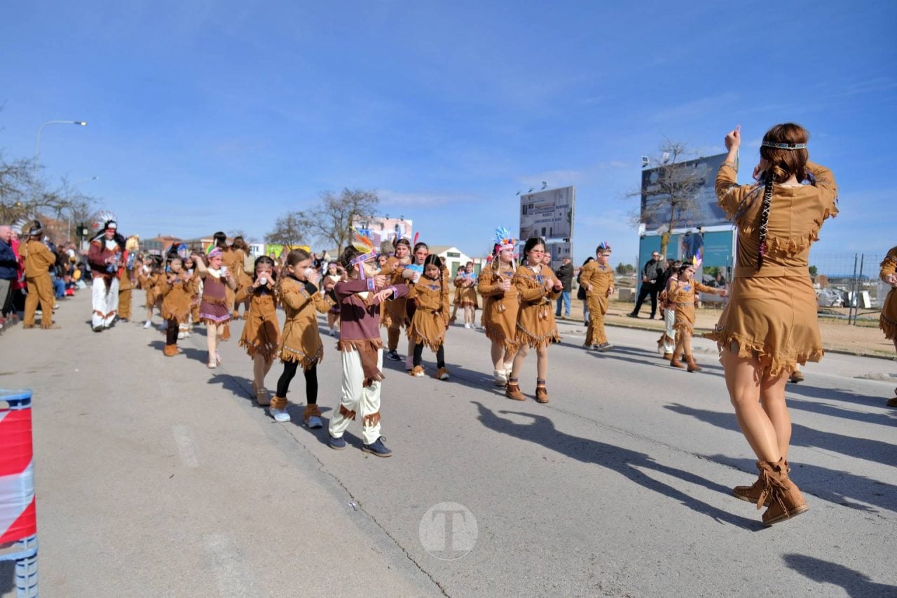 El Desfile Escolar llena de alegría y color las calles de Tomelloso
