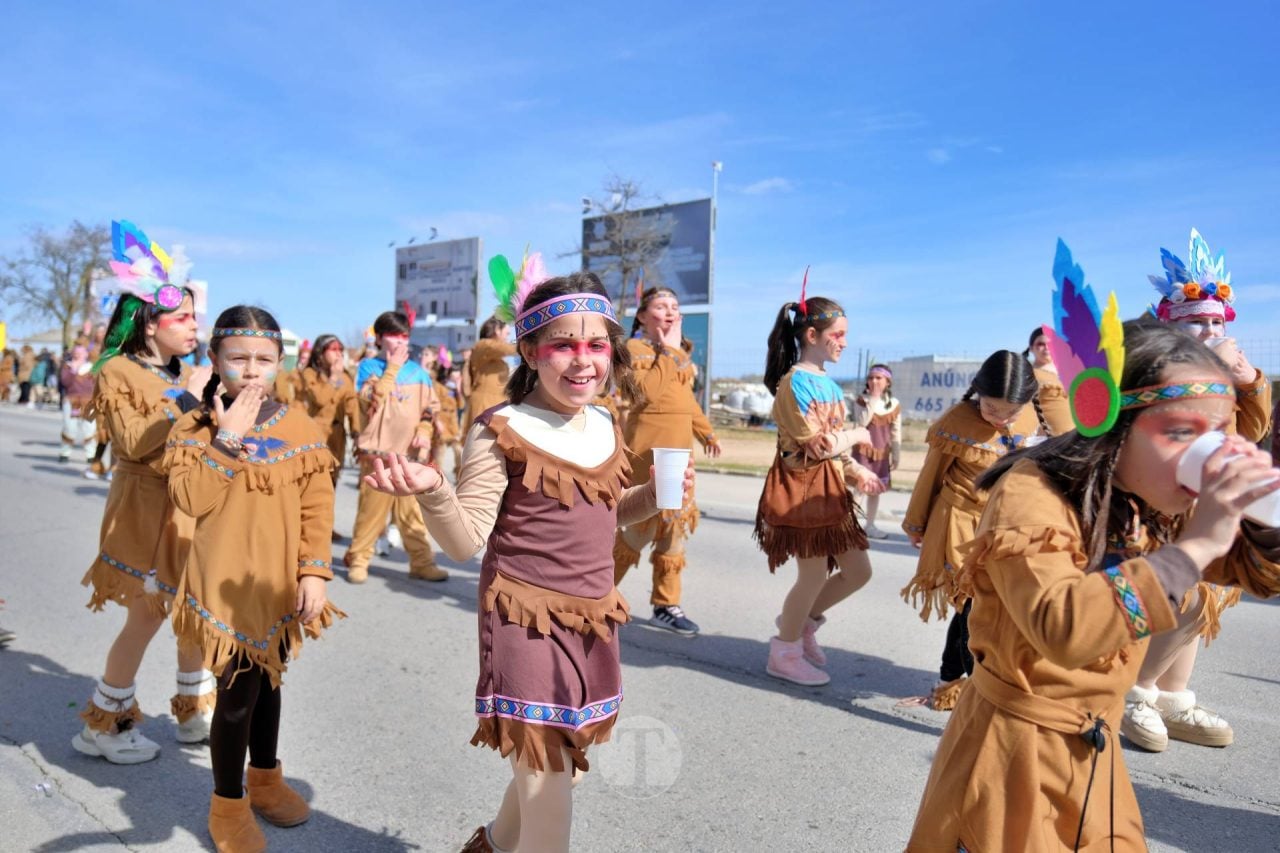 El Desfile Escolar llena de alegría y color las calles de Tomelloso
