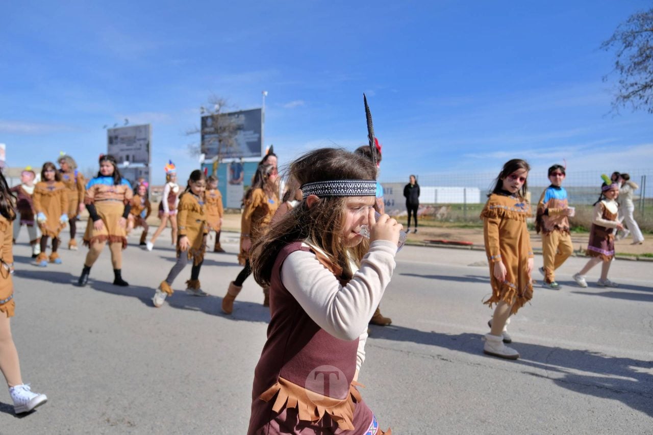 El Desfile Escolar llena de alegría y color las calles de Tomelloso