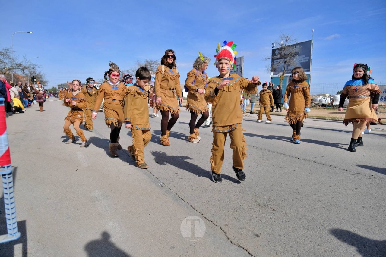 El Desfile Escolar llena de alegría y color las calles de Tomelloso