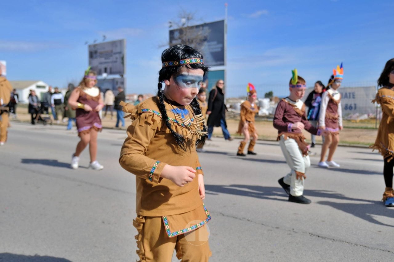 El Desfile Escolar llena de alegría y color las calles de Tomelloso