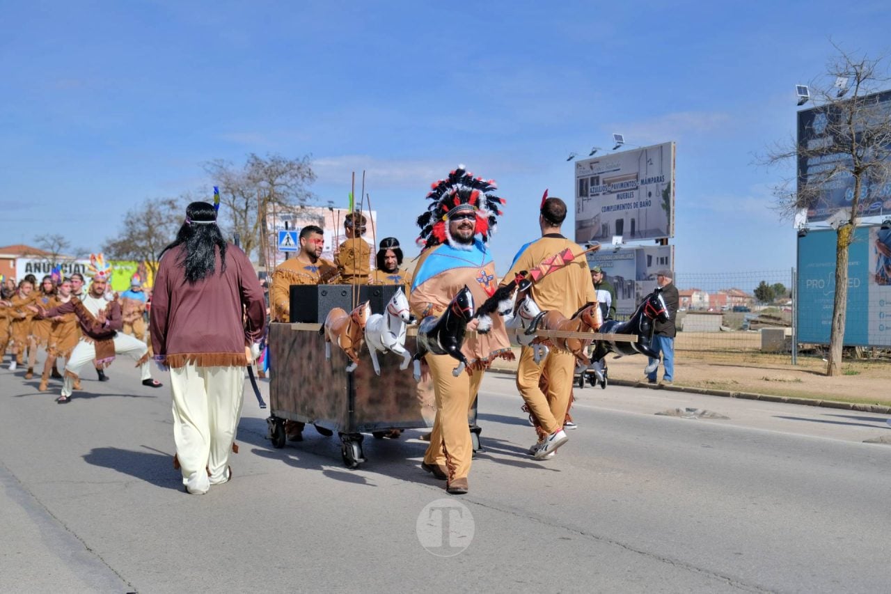 El Desfile Escolar llena de alegría y color las calles de Tomelloso