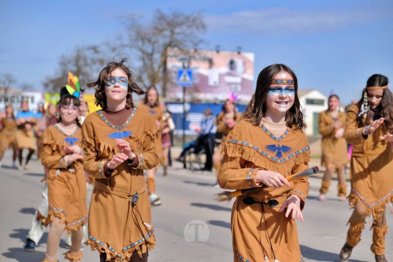 El Desfile Escolar llena de alegría y color las calles de Tomelloso