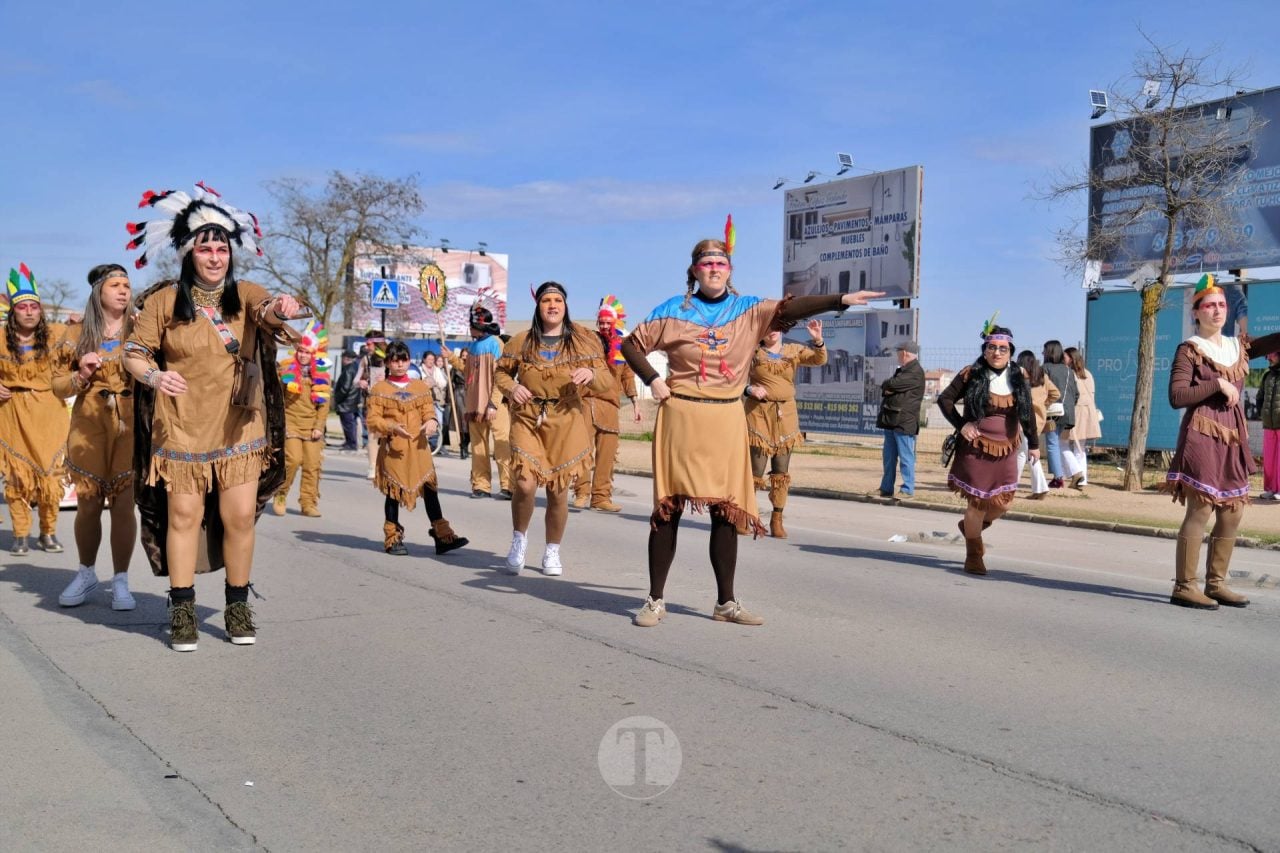 El Desfile Escolar llena de alegría y color las calles de Tomelloso
