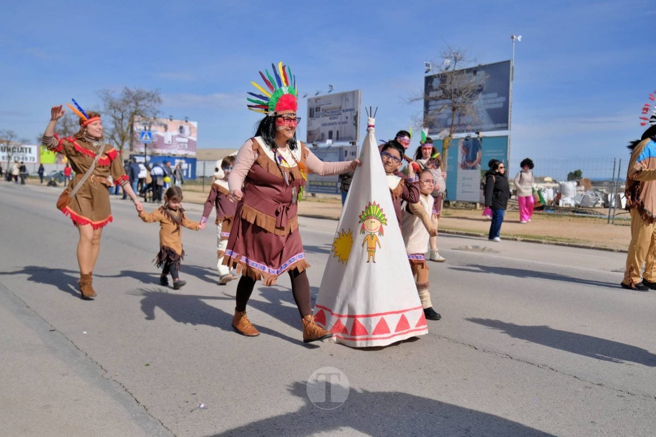 El Desfile Escolar llena de alegría y color las calles de Tomelloso