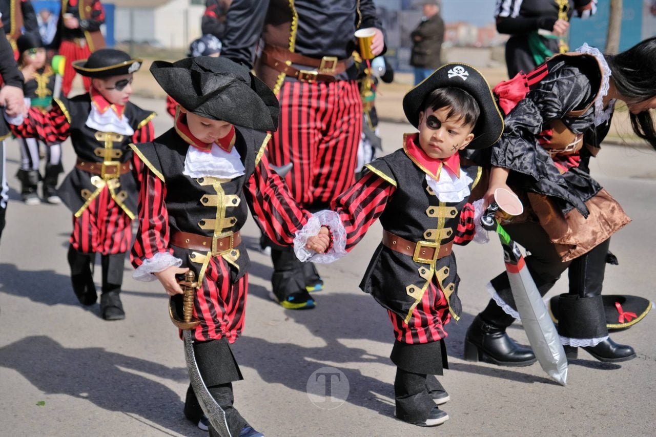 El Desfile Escolar llena de alegría y color las calles de Tomelloso