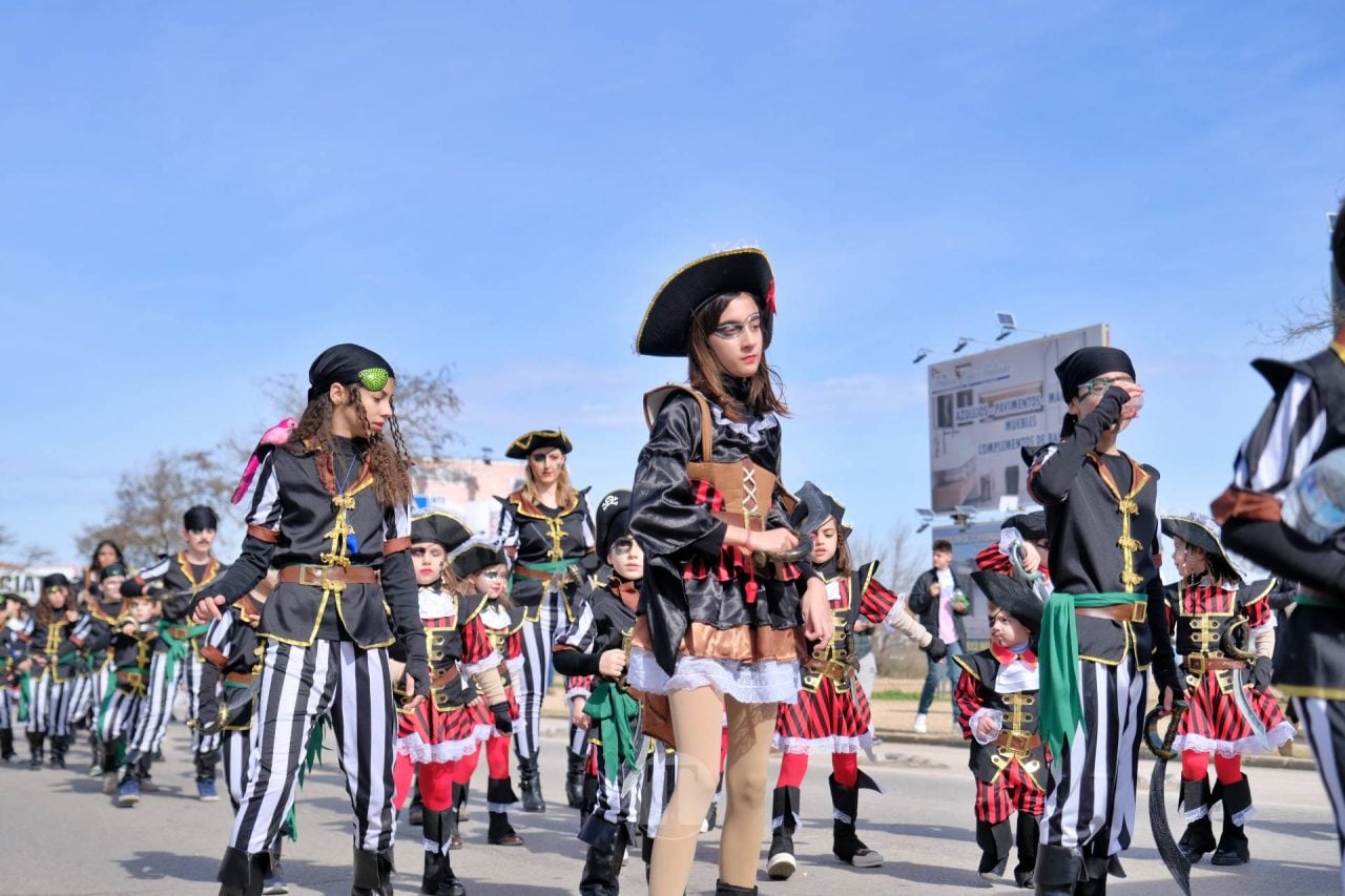El Desfile Escolar llena de alegría y color las calles de Tomelloso