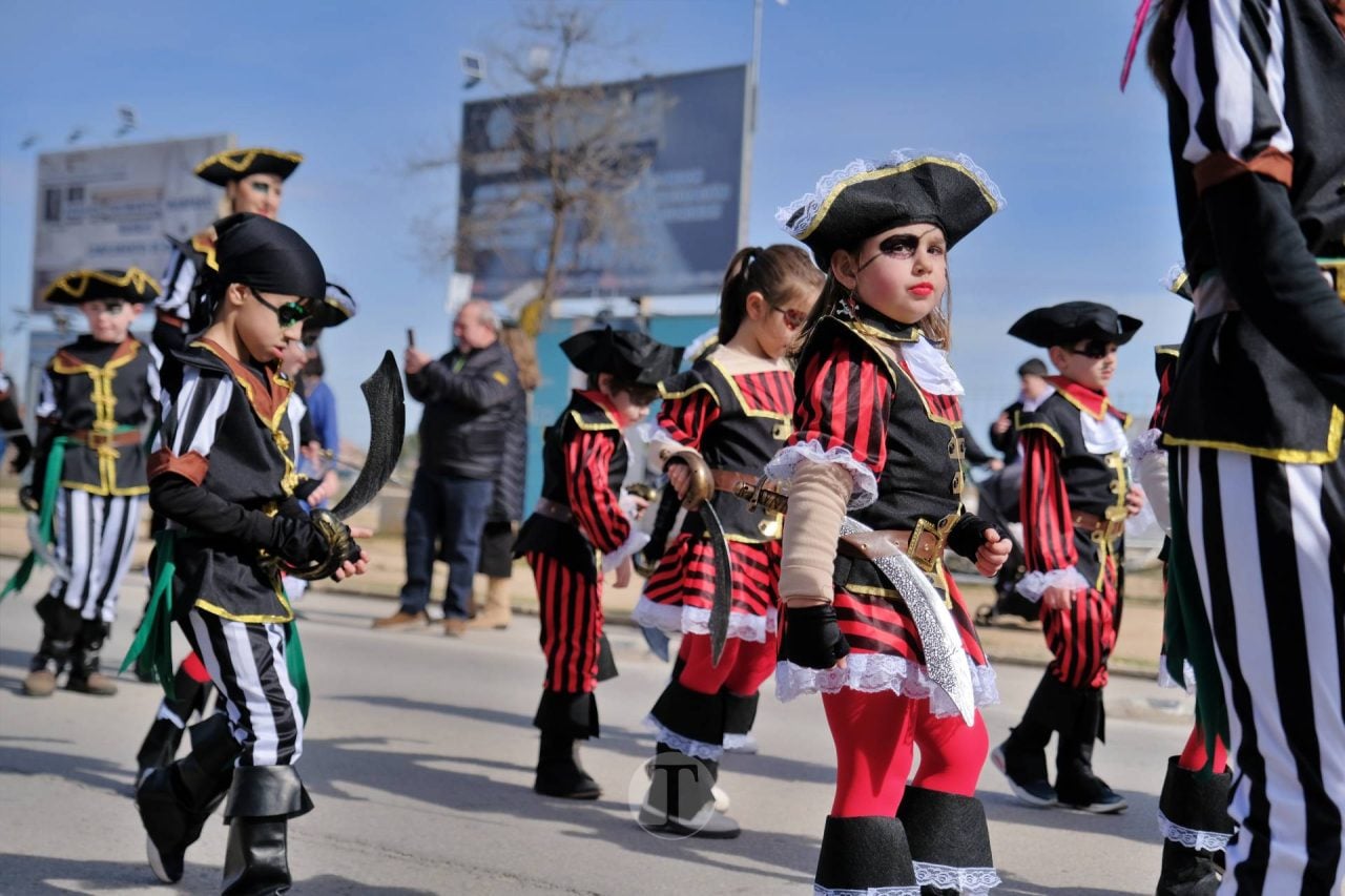 El Desfile Escolar llena de alegría y color las calles de Tomelloso
