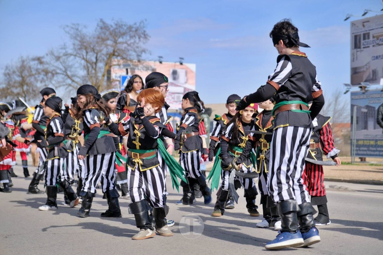 El Desfile Escolar llena de alegría y color las calles de Tomelloso