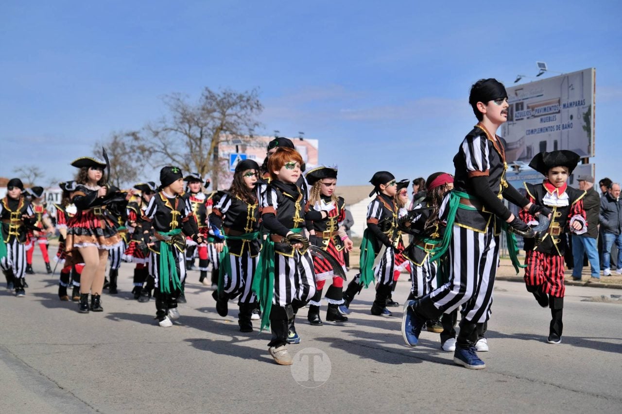 El Desfile Escolar llena de alegría y color las calles de Tomelloso