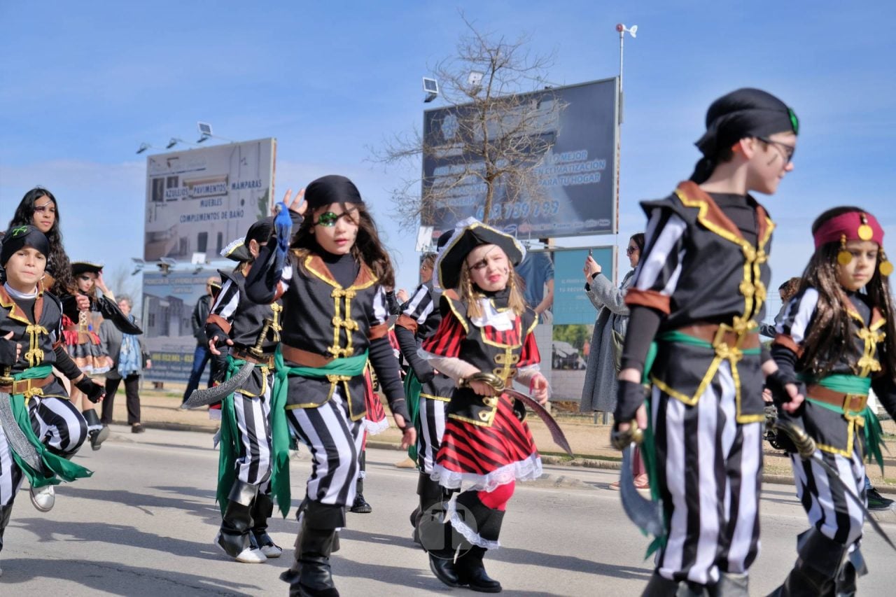 El Desfile Escolar llena de alegría y color las calles de Tomelloso