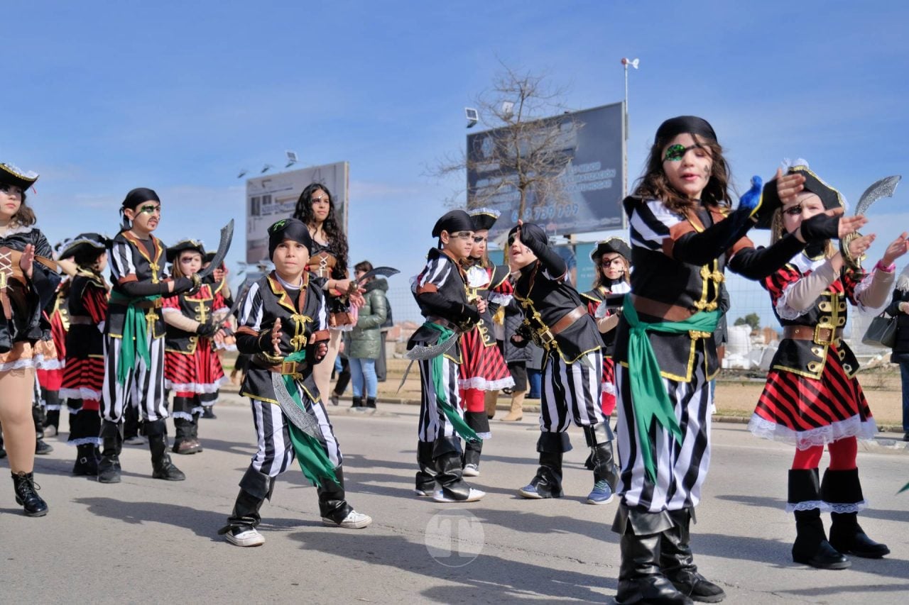 El Desfile Escolar llena de alegría y color las calles de Tomelloso