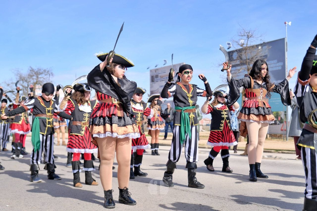 El Desfile Escolar llena de alegría y color las calles de Tomelloso