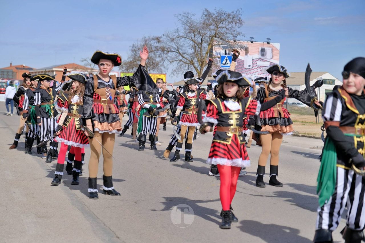 El Desfile Escolar llena de alegría y color las calles de Tomelloso