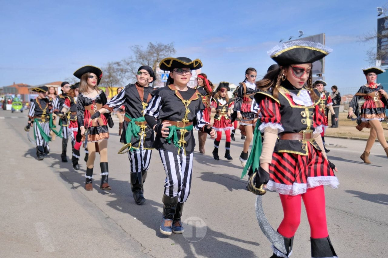 El Desfile Escolar llena de alegría y color las calles de Tomelloso