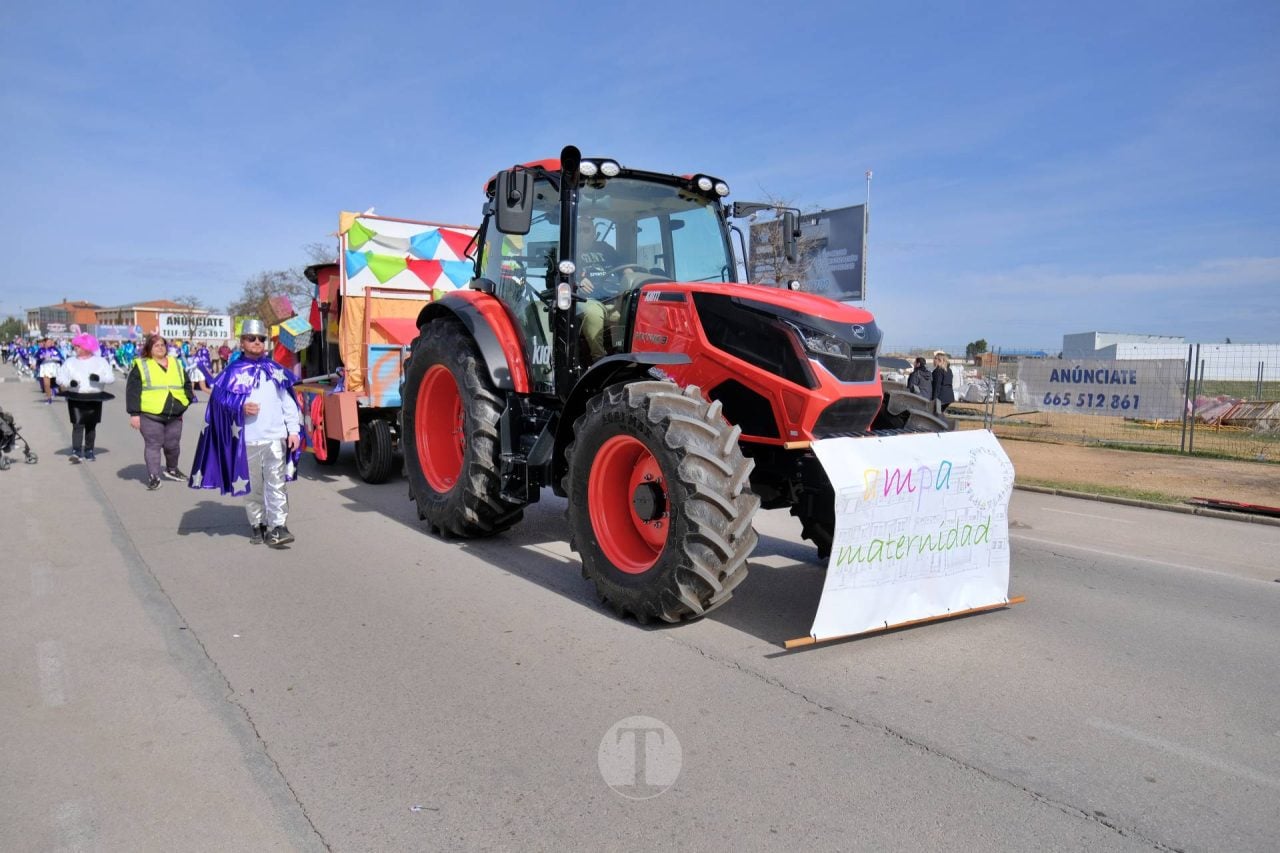El Desfile Escolar llena de alegría y color las calles de Tomelloso