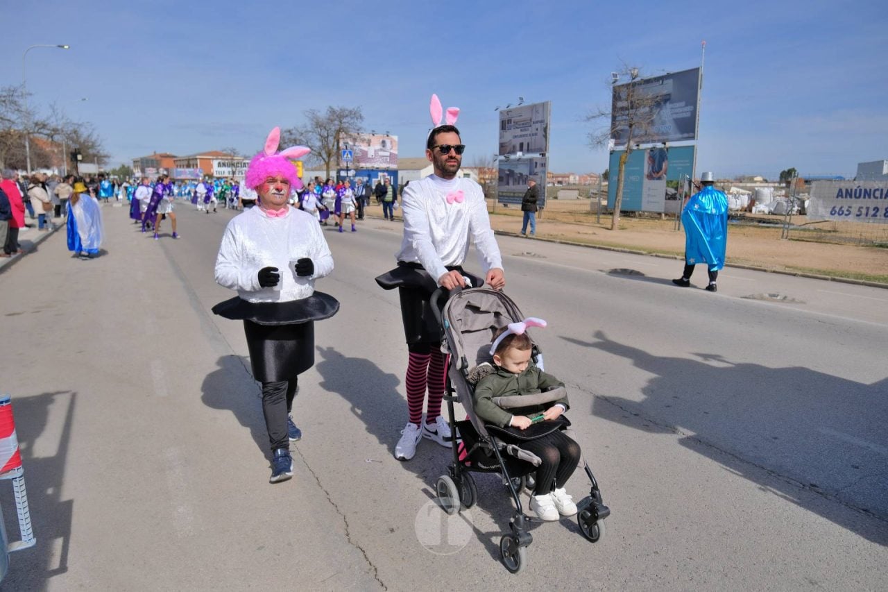 El Desfile Escolar llena de alegría y color las calles de Tomelloso