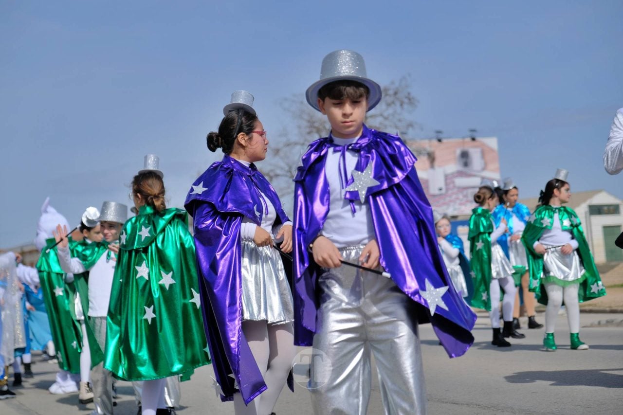 El Desfile Escolar llena de alegría y color las calles de Tomelloso
