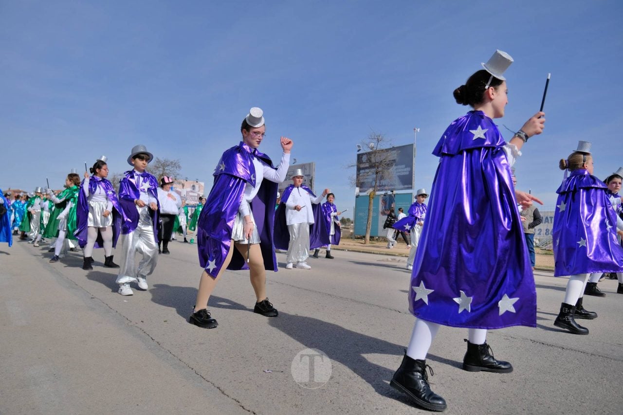 El Desfile Escolar llena de alegría y color las calles de Tomelloso