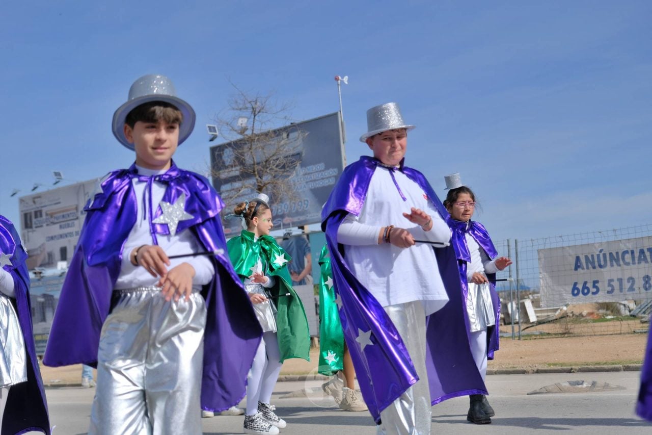 El Desfile Escolar llena de alegría y color las calles de Tomelloso