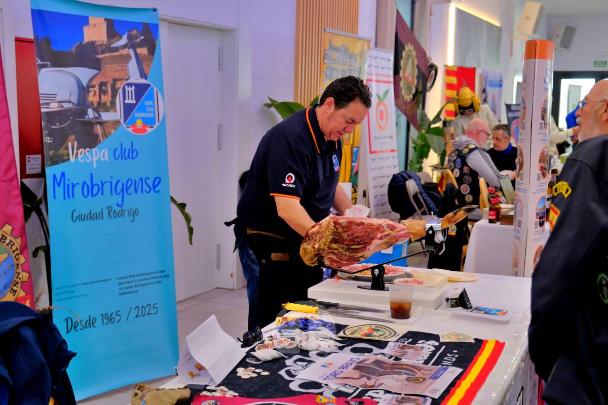 Tomelloso se convierte en capital nacional del vespismo con 220 participantes
