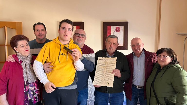 La Hermandad entrega a Eulogio Benito el reconocimiento por su defensa de las mulas y las reatas