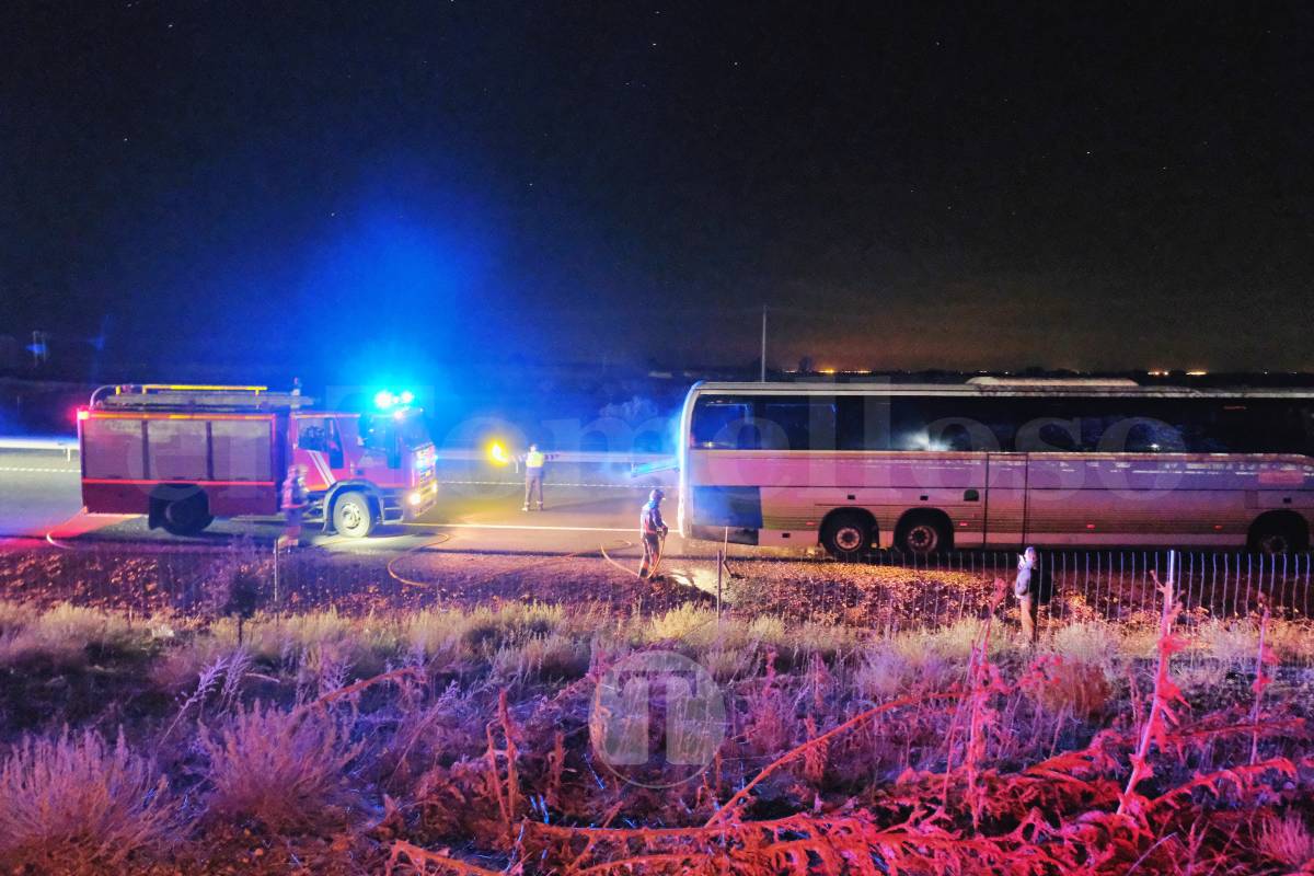 Susto para Harúspices a la vuelta de Bolaños tras incendiarse el motor de su autobús