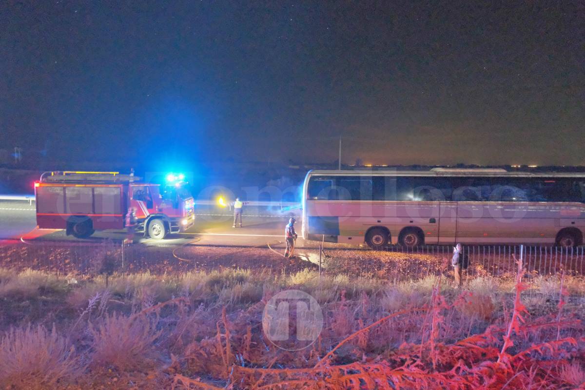 Susto para Harúspices a la vuelta de Bolaños tras incendiarse el motor de su autobús