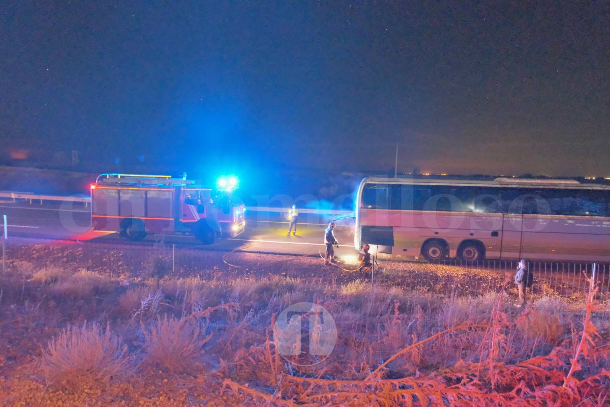 Susto para Harúspices a la vuelta de Bolaños tras incendiarse el motor de su autobús