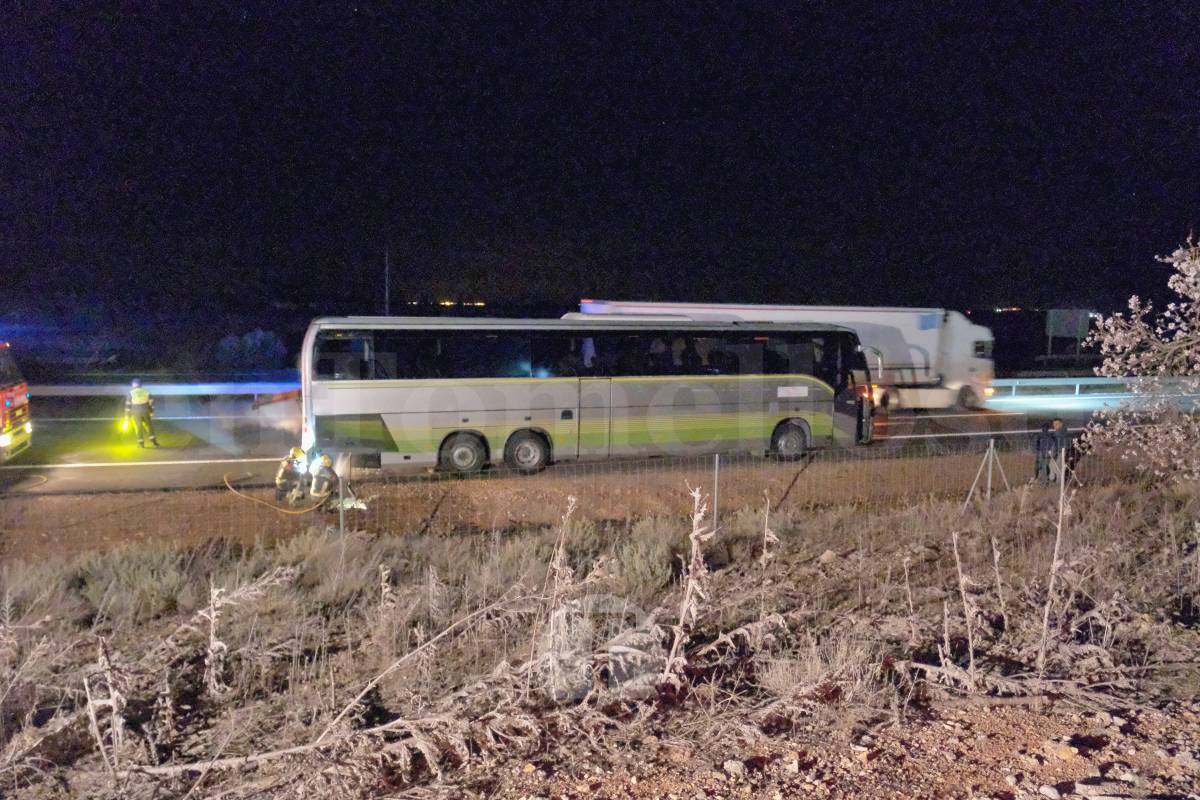 Susto para Harúspices a la vuelta de Bolaños tras incendiarse el motor de su autobús