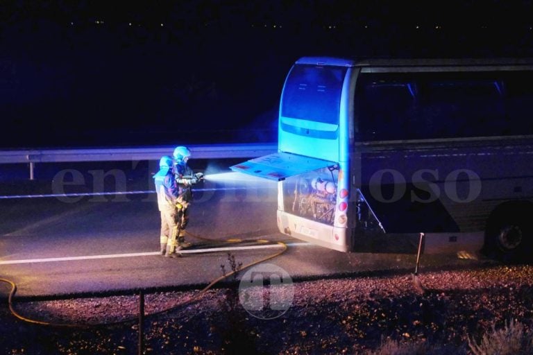 Susto para Harúspices a la vuelta de Bolaños tras incendiarse el motor de su autobús
